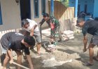 TNI Hadir di Tengah Rakyat, Babinsa Koramil 1401-02/Pamboang Pimpin Gotong Royong Perbaikan Teras Rumah Warga